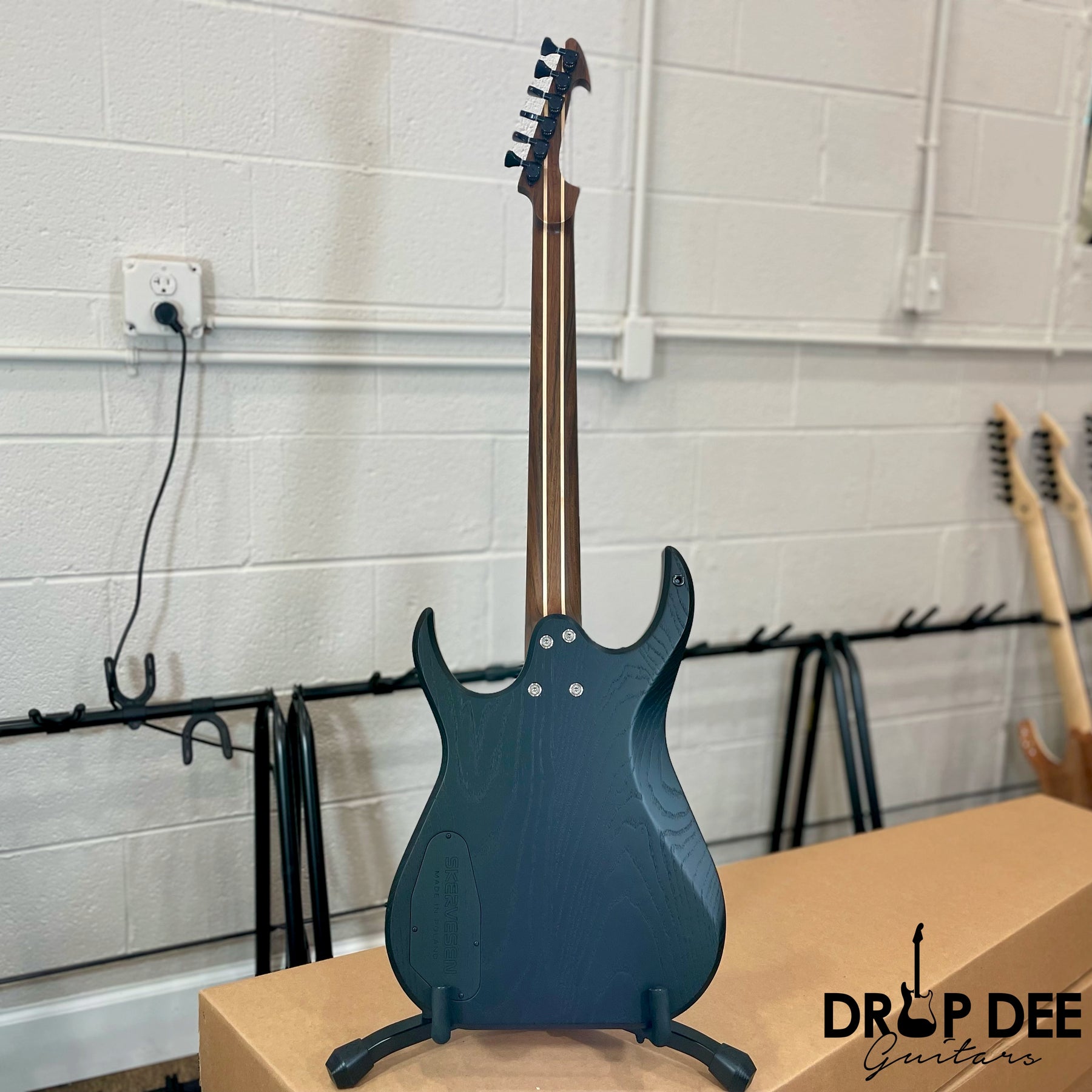 Skervesen Raptor 6 Electric Guitar w/ Case
