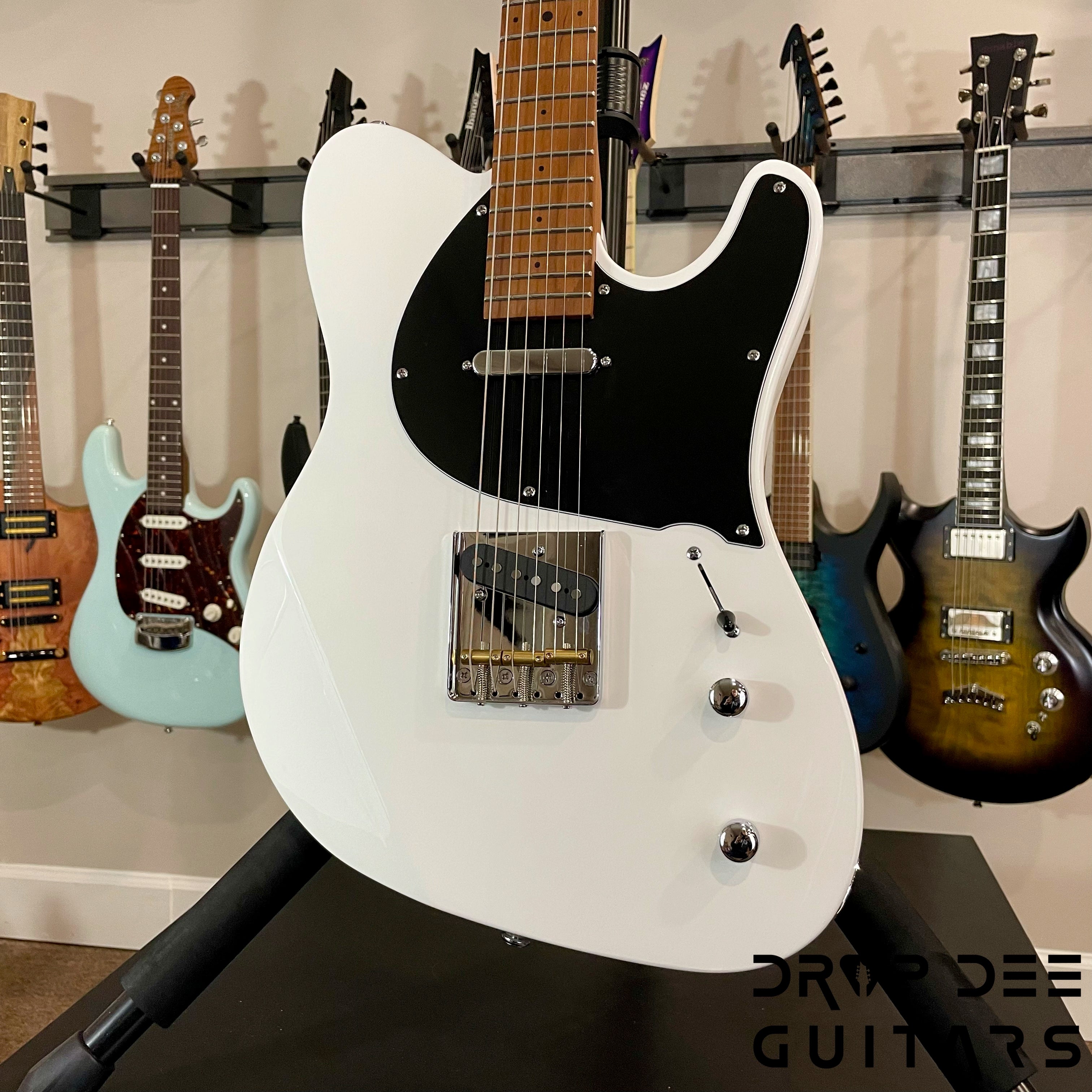 Balaguer Standard Series Thicket Electric Guitar w/ Bag - Solid White