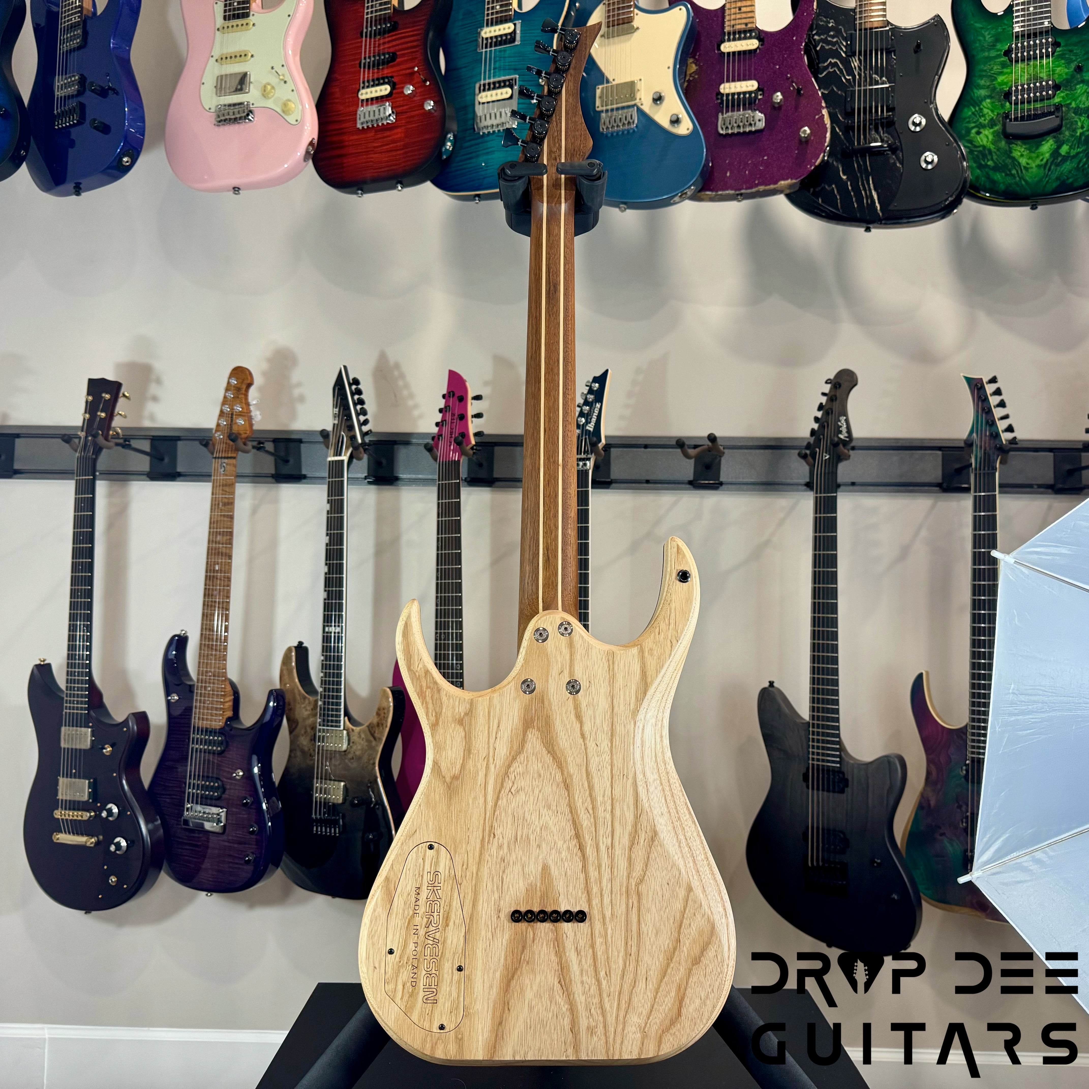 Skervesen Raptor 6 Electric Guitar w/ Case - Walnut