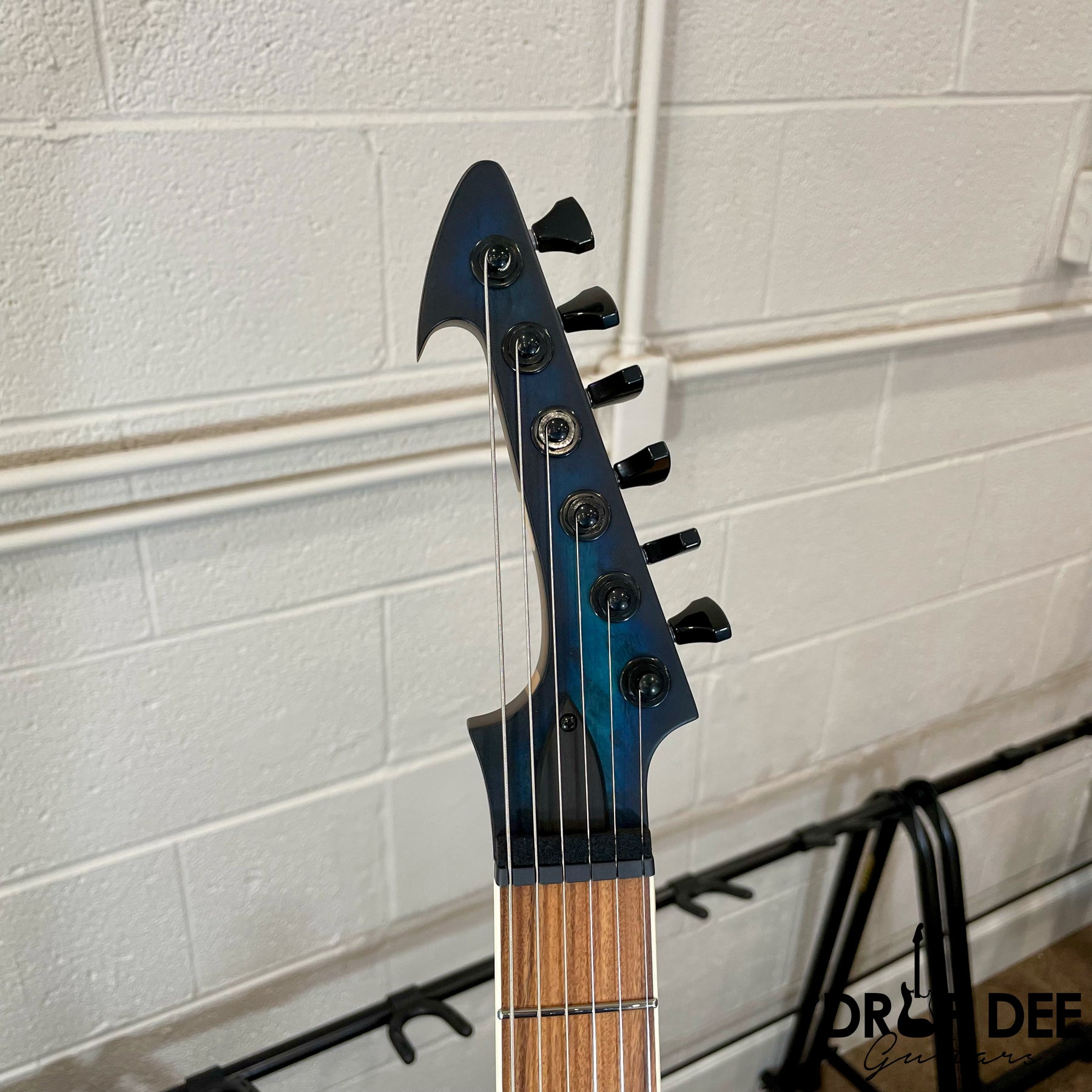 Skervesen Raptor 6 Electric Guitar w/ Case