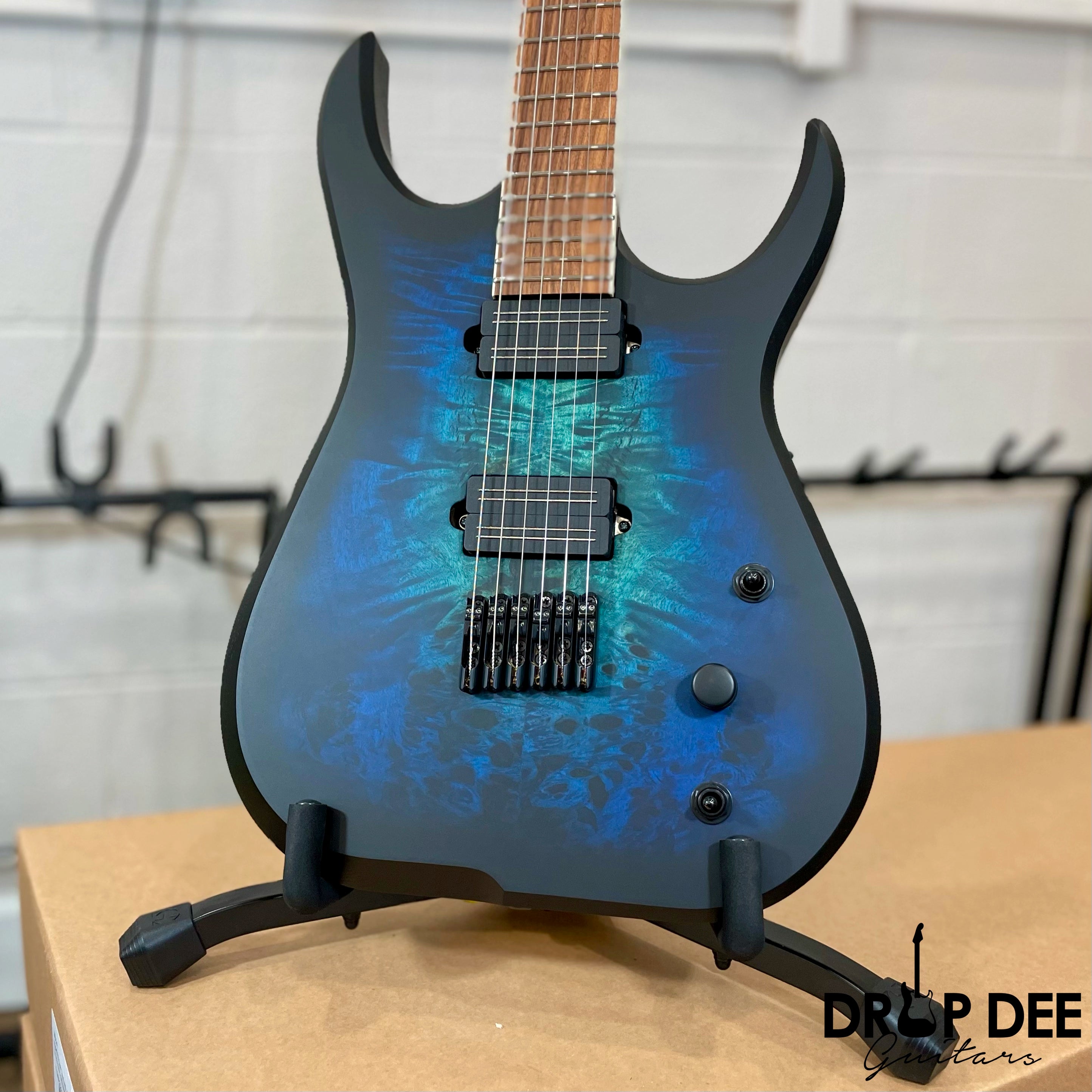 Skervesen Raptor 6 Electric Guitar w/ Case